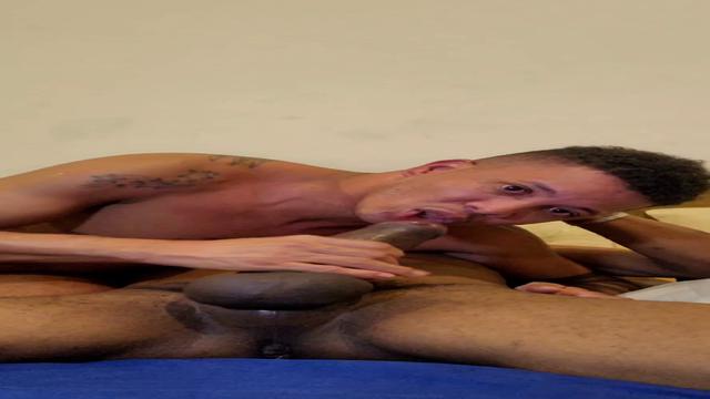 Enquanto eu fico mamando o amigo dotado o avatar pau...