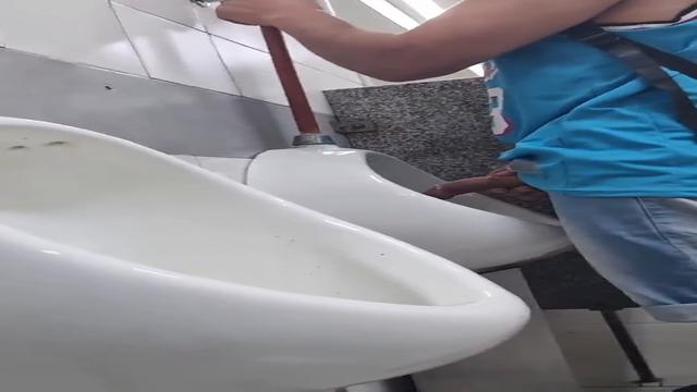 Exibindo o pau durão no banheiro 