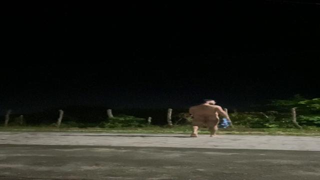 punhetando na frente de casa, pena q ninguém me flag...