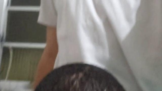 Comendo o casado de quatro na cama 