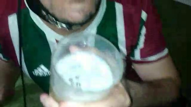 Bebeu copão de cuspe e mijo 