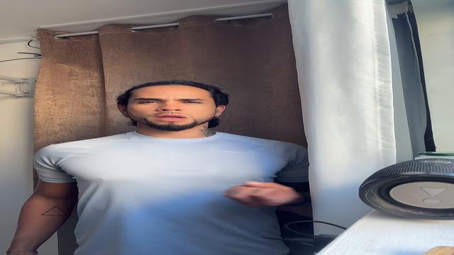 Ninguém pra brincar com as minhas tetinhas