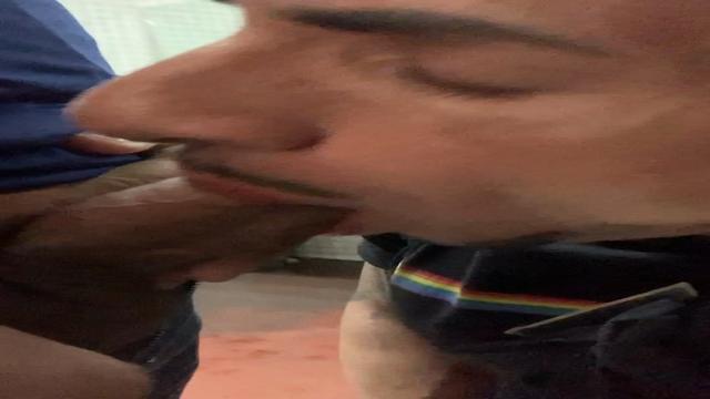 mamando no banheiro do metro