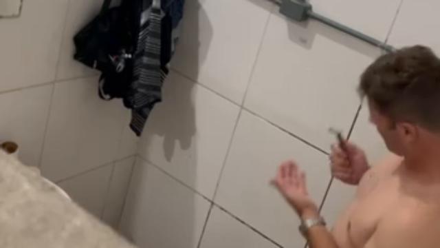 Caminhoneiro no banho