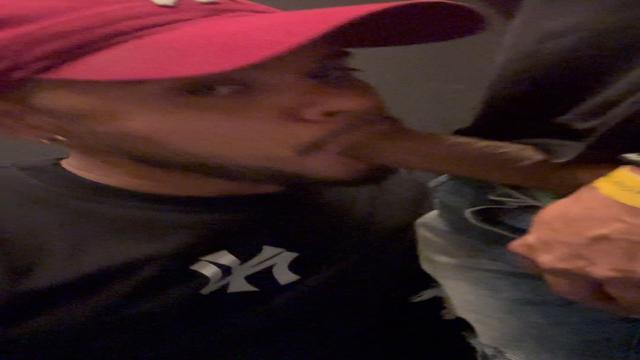 Mamando no banheiro da boate