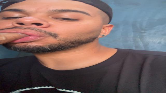 Chupando dois pirocudo na trilha 