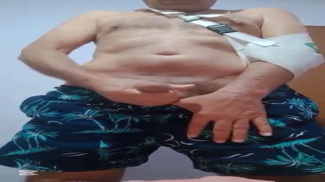 Aposentado inédito aqui 63 anos batendo punhete e gozando gostoso 