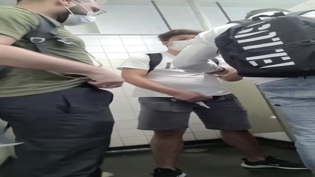Putaria genrelizada no banheiro da estação