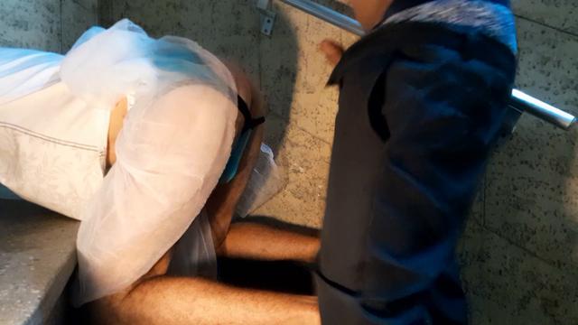 222 - Na escada do prédio com o porteiro de novo