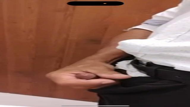 Mais um porteiro quarentão mostrando a rola no serviço 