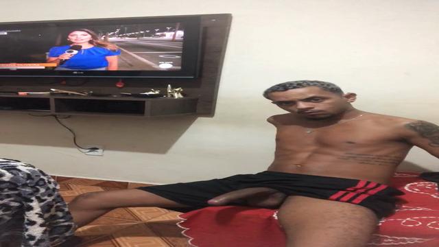 Bem avontade de frente pra janela do vizinho 