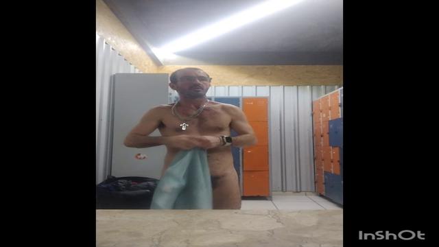 Fumando um pod no banheiro da academia, nu.