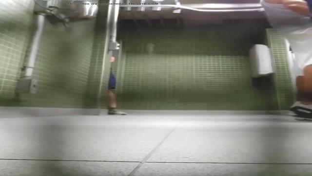 Pegação entre os machos dentro do banheiro público