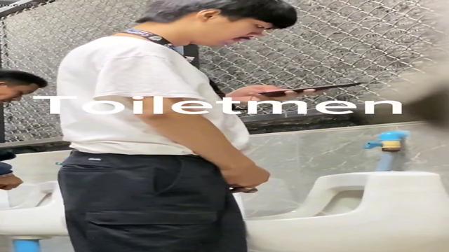 Flagras de machos Mijando em banheiro Pubiico