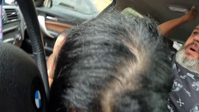 Mirela Oliveira dando uma rapidinha no carro