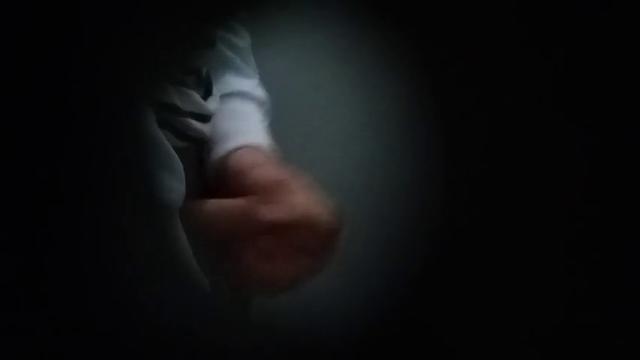 Batendo uma no banheiro do posto 