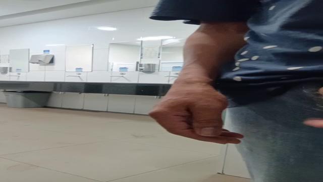 Mamando o coroa no banheiro 