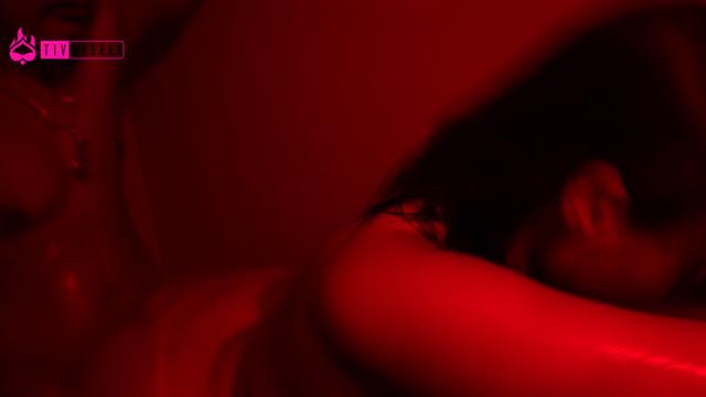 De quatro levando rola no banheiro até gozar!