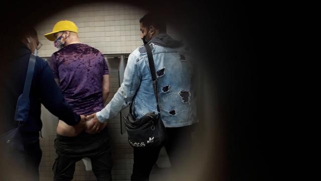 Bundudo levando altas dedadas dos machos