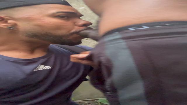 Mamando gostoso a pirocona do negão na trilha 