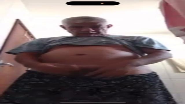 Papai grisalho 53 anos gozando no banheiro depois fi...