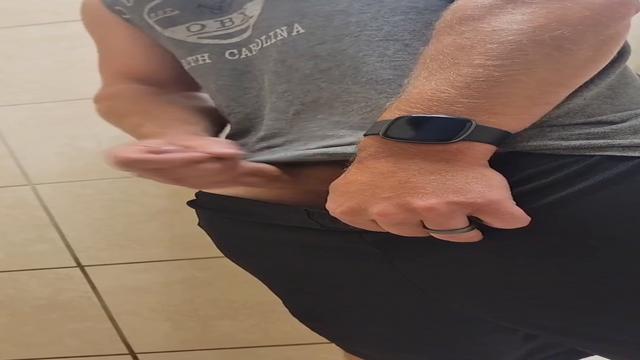 Taradinho gozou e melou toda a roupa