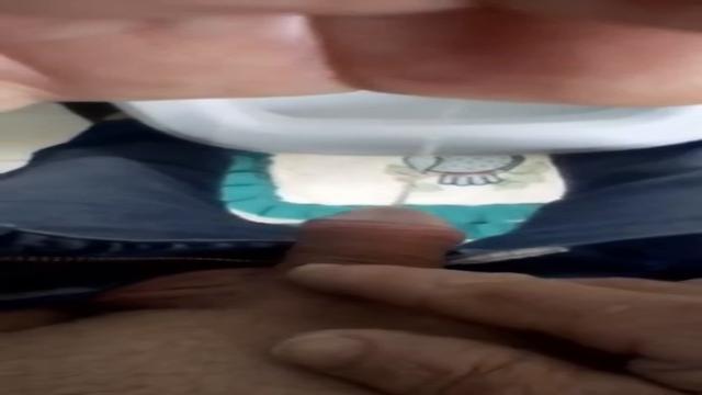 Coroa tomou umas cervejas e deu vontade de mijar mij...