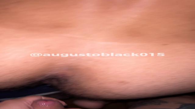 Estava saindo do shopping a noite e um casal de colo...