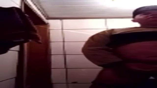 Coroa borracheiro mostrando a rola no banheiro da of...