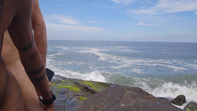 Achei esse hetero com sua mulher na praia de abrico. 