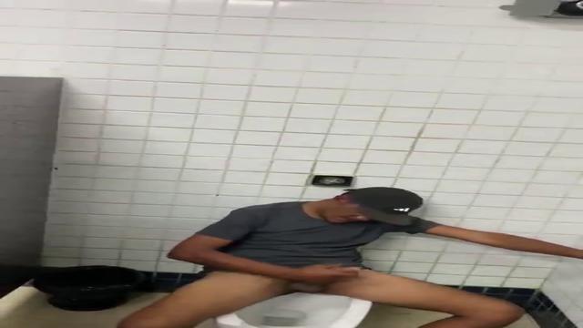 Delícia de boy batendo uma 