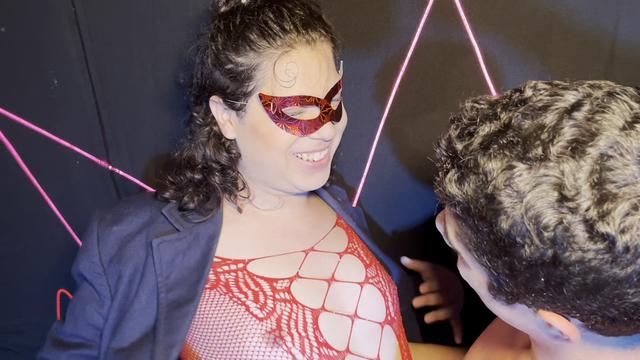 O BOY ESTAVA DANÇANDO NA BALADA E CHAMOU A TRANS PARA UMA ORGIA NO PALCO 