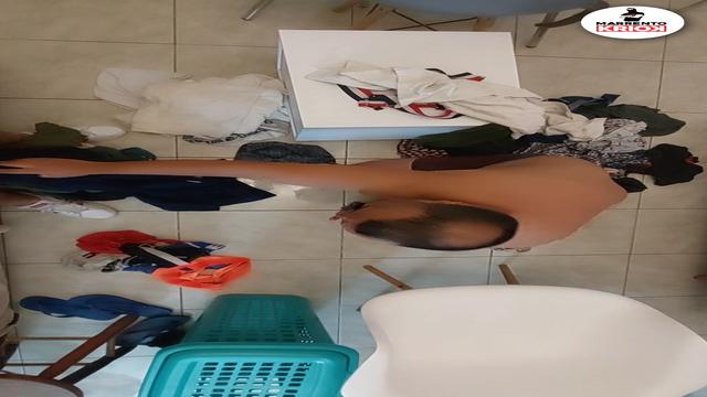 Coloquei o pateta pra organizar minhas roupas sujas.