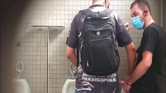 Casados pauzudos numa aventura deiciosa no banheiro ...