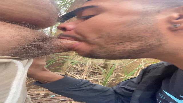 Mamando a pica do casado na trilha e tomando bastant...