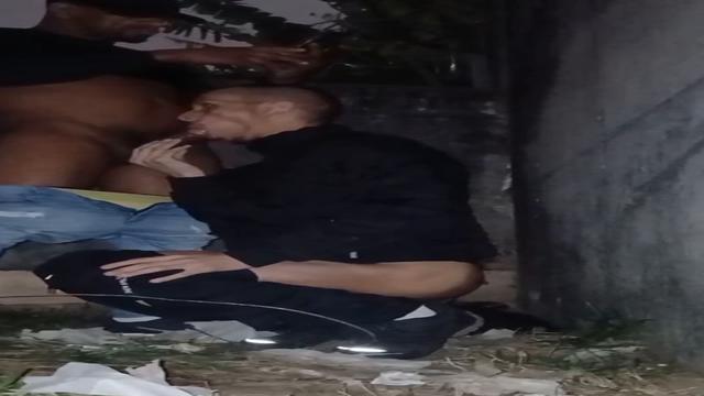 Fudendo o cu do Mlk magrinho atrás do muro 