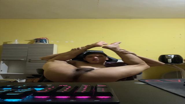 Mostrei meu rabo na frente do pc 