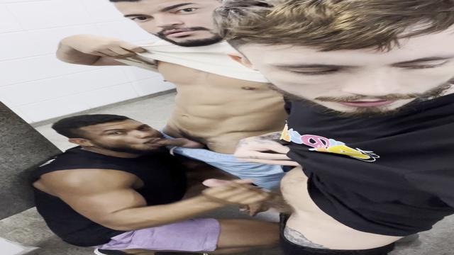 dando no banheiro do shopping