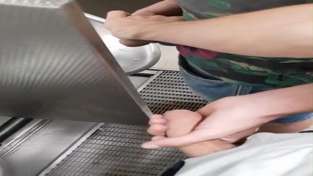 Punhetando com desconhecido no banheirão