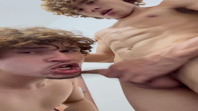 Novinho gozou gostoso na minha boca 