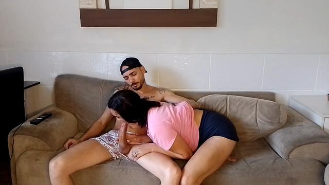 Fudendo com a cunhada na sala de casa.