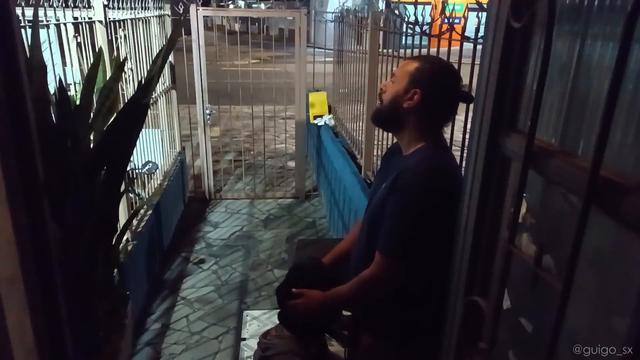 Dei pro Murilo na entrada do prédio