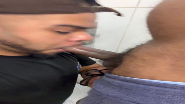 Tomando leitinho gostoso no banheirao 