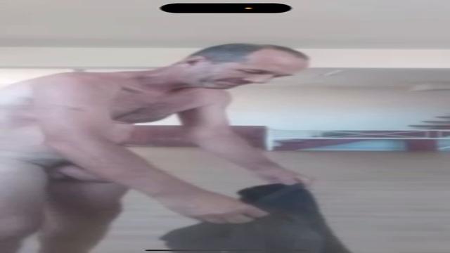 O dono da academia mostrando a rola na academia olha...