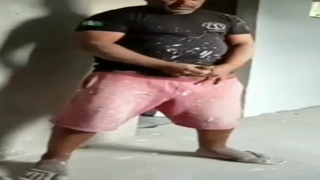  Pedreiro numa gostosa punheta até gozar muito leite