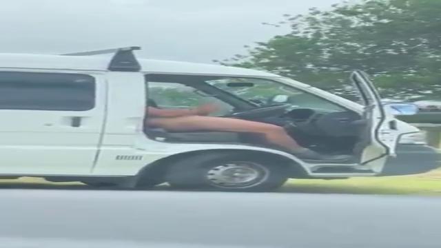 Batendo uma no carro ao ar livre 