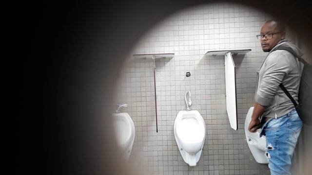 Negão queria uma mamada e foi pra punheta