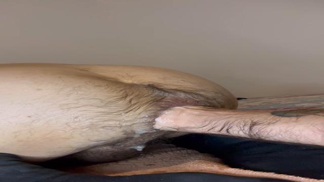 AVENTURAS EM SP: Uma putaria pig com o puto peludo… (vídeo 3: METENDO SEM CAPA, FISTANDO E LEITANDO O CUZÃO.)