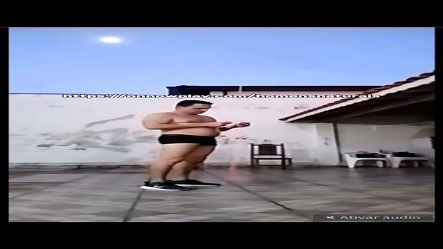 Coroa malhando de cueca 