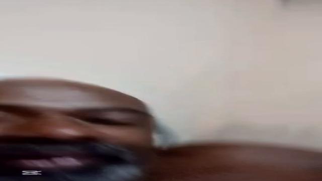 Negão lindo INÉDITO primeira vez dele aqui batendo a...